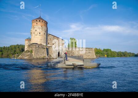 SAVONLINNA, FINLANDIA - 24 LUGLIO 2018: Moderno ponte pedonale di riproduzione presso l'antica fortezza di Olavinlinna nel pomeriggio di luglio Foto Stock