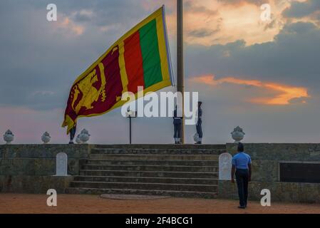 COLOMBO, SRI LANKA - 21 FEBBRAIO 2020: Abbassamento della bandiera di stato al tramonto. Cerimonia serale giornaliera Foto Stock