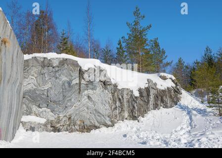 Giorno di marcia soleggiato nella vecchia cava di marmo. Ruskeala Mountain Park. Carelia, Russia Foto Stock