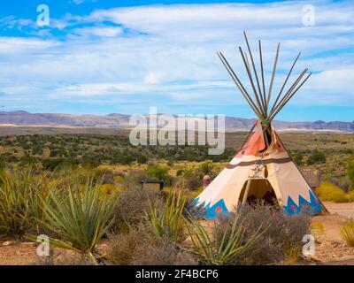 Tende indiane Hualapai Grand Canyon, West Rim, Grand Canyon, Arizona, Stati Uniti. Teepee in prateria americana costruita dalla tribù Hulapai Foto Stock