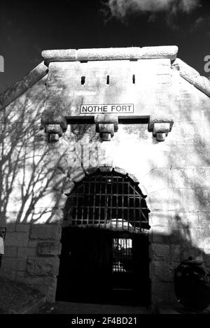 Nothe Fort in una giornata ventosa, in bianco e nero che si adatta al clima drammatico Foto Stock