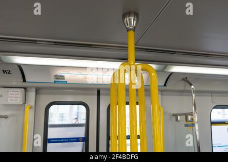 Primo piano corrimano della metropolitana SkyTrain Canada Line. Foto Stock