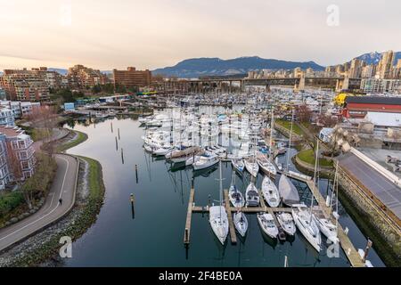 Granville Island Marina e Fishermen's Wharf galleggianti al crepuscolo. Vancouver City Buildings skyline e Burrard Street Bridge sullo sfondo. Vancouver, Foto Stock