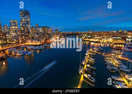 Splendida vista dello skyline del centro di Vancouver all'ora del tramonto, False Creek Harbour, British Columbia. Canada. Foto Stock