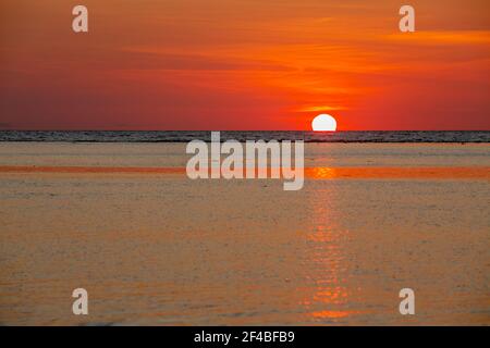 Tramonto esotico sulla spiaggia di Flic en Flac, nella parte occidentale della repubblica di Mauritius. Foto Stock