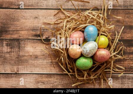 Colorate uova di pasqua su sfondo di legno. . Buon sfondo di Pasqua. Foto Stock