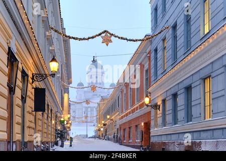 Vista della cattedrale di Helsinki attraverso la via Sofiankatu durante la forte tempesta di neve. Il punto di riferimento più famoso di Helsinki. Via Sofiankatu con Chr Foto Stock