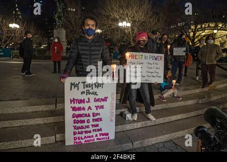 New York, Stati Uniti. 19 marzo 2021. La gente tiene candele e cartelli in una veglia di pace per onorare le vittime degli attacchi contro gli asiatici in Union Square Park.lo scorso 16 marzo, otto persone sono state uccise in tre centri termali di Atlanta, Georgia, sei delle quali erano donne asiatiche, in un attacco che ha inviato il terrore attraverso la comunità asiatica. (Foto di Ron Adar/SOPA Images/Sipa USA) Credit: Sipa USA/Alamy Live News Foto Stock