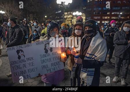 New York, Stati Uniti. 19 marzo 2021. La gente tiene candele e cartelli in una veglia di pace per onorare le vittime degli attacchi contro gli asiatici in Union Square Park.lo scorso 16 marzo, otto persone sono state uccise in tre centri termali di Atlanta, Georgia, sei delle quali erano donne asiatiche, in un attacco che ha inviato il terrore attraverso la comunità asiatica. (Foto di Ron Adar/SOPA Images/Sipa USA) Credit: Sipa USA/Alamy Live News Foto Stock