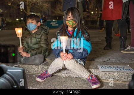 New York, Stati Uniti. 19 marzo 2021. I bambini tengono le candele ad una veglia di pace per onorare le vittime degli attacchi contro gli asiatici in Union Square Park. Il 16 marzo, otto persone sono state uccise in tre centri termali di Atlanta, Georgia, sei delle quali erano donne asiatiche, in un attacco che ha inviato il terrore attraverso la comunità asiatica. (Foto di Ron Adar/SOPA Images/Sipa USA) Credit: Sipa USA/Alamy Live News Foto Stock