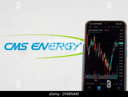 In questa illustrazione sono riportate le informazioni del mercato azionario di CMS Energy Corporation visualizzate su uno smartphone con il logo CMS Energy Corporation sullo sfondo. Foto Stock