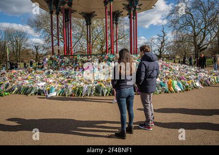 LONDRA, INGHILTERRA - MARZO 19: Un paio di informazioni sugli omaggi floreali lasciati alla tribuna di Clapham Common il 19 2021 marzo a Londra, Regno Unito. © Hor Foto Stock