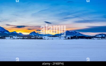 Frozen Hopfensee in inverno, a Hopfen am See, Allgau, Swabia, Baviera, Germania, Europa Foto Stock