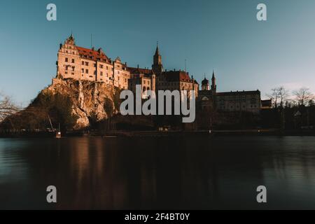 Hohenzollern Castello Sigmaringen sul Danubio da notte stellata in la luce della luna Foto Stock
