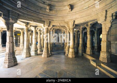 Ranakpur Jain tempio, o Chaturmukha Dharana Vihara, nel Rajasthan, India Foto Stock