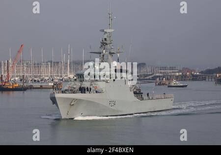 La Royal Navy Batch 2 River Class nave di pattuglia offshore HMS SPEY parte dalla base navale per continuare Formazione operativa in mare Foto Stock