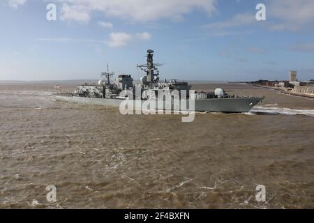 La Royal Navy Frigate HMS KENT entrando nel porto. I forti venti del Solent hanno trasformato l'acqua in un colore marrone sabbioso Foto Stock