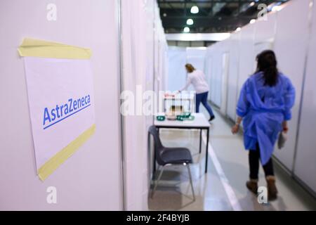 Dresda, Germania. 20 Marzo 2021. Una nota con l'iscrizione "AstraZeneca" pende su un muro nel centro di vaccinazione alla Messe Dresden. Lo stato della Sassonia sta riprendendo le vaccinazioni con il vaccino AstraZeneca. Questi sono stati interrotti per un breve periodo il 15.03.2021 dopo la comparsa di coaguli di sangue in connessione temporale con le vaccinazioni. Credit: Robert Michael/dpa-Zentralbild/dpa/Alamy Live News Foto Stock