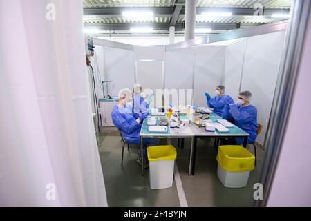 Dresda, Germania. 20 Marzo 2021. Il personale del centro di vaccinazione di Messe Dresden prepara siringhe contenenti il principio attivo di AstraZeneca, Comirnaty di Biontech/Pfizer e moderna per la vaccinazione contro Corona. Credit: Robert Michael/dpa-Zentralbild/dpa/Alamy Live News Foto Stock