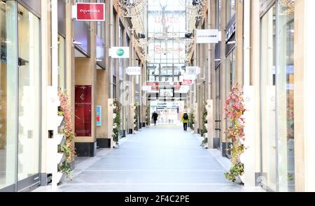 Monaco, Germania. 20 Marzo 2021. Una galleria di negozi nel centro di Monaco è quasi deserta. Credit: Tobias Hase/dpa/Alamy Live News Foto Stock