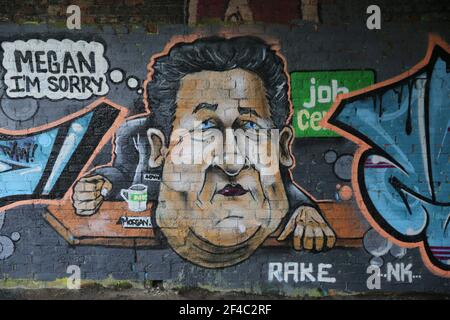 Graffiti ART con Piers Morgan al centro di lavoro dopo aver lasciato la tv buona mattina Gran Bretagna. Gloucestershire. REGNO UNITO Foto Stock