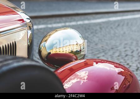 Fari cromati di auto classica retrò. Faro di auto d'epoca sulla strada. Foto Stock