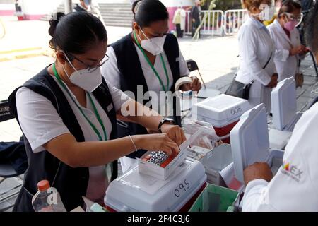 Città di Nezahualcoyotl, Messico. 19 marzo 2021. NEZAHUALCOYOTL, MESSICO - MARZO 19: Il personale medico prepara le iniezioni di vaccino Sinovac Covid-19 per adulti di età superiore ai 60 anni presso il municipio di Nezahualcóyotl nello Stato del Messico. Il 19 marzo 2021 a Nezahualcoyotl, Messico (Foto di Eyepix/Sipa USA) Credit: Sipa USA/Alamy Live News Foto Stock