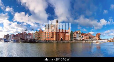 Panorama della Città Vecchia, Dlugie Pobrzeze e fiume Motlawa, Gdansk, Polonia Foto Stock