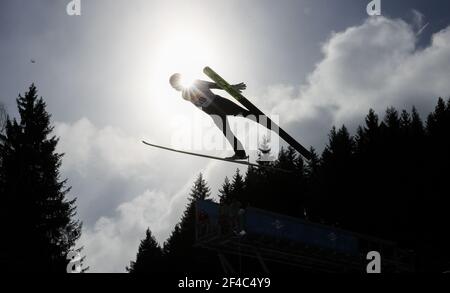 Klingenthal, Germania. 20 Marzo 2021. Sci nordico/nordico combinato: Coppa del mondo, individuale, grande collina/10 km, uomini, in Vogtlandarena. Terence Weber dalla Germania salta dalla grande collina. Credit: Jan Woitas/dpa-Zentralbild/dpa/Alamy Live News Foto Stock