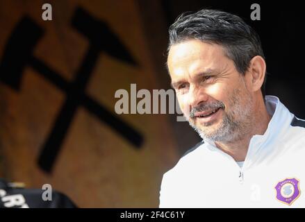 Aue, Germania. 20 Marzo 2021. Calcio: 2. Bundesliga, FC Erzgebirge Aue - SV Sandhausen, Matchday 26, a Erzgebirgsstadion. L'allenatore di Aue Dirk Schuster entra nello stadio. Credito: Robert Michael/dpa-Zentralbild/dpa - NOTA IMPORTANTE: In conformità con le norme del DFL Deutsche Fußball Liga e/o del DFB Deutscher Fußball-Bund, è vietato utilizzare o utilizzare fotografie scattate nello stadio e/o della partita sotto forma di sequenze fotografiche e/o serie fotografiche di tipo video./dpa/Alamy Live News Foto Stock