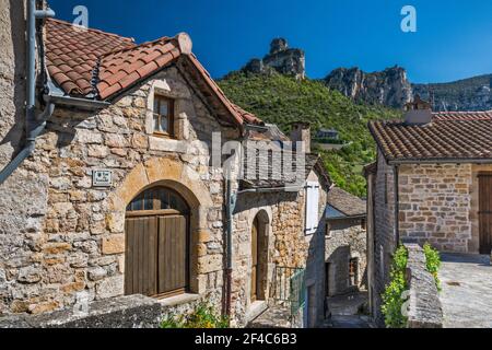 Case, Corniche du Causse Noir rocce in distanza, villaggio di Peyreleau, vicino alla confluenza dei fiumi Jonte e Tarn, Aveyron, Occitanie, Francia Foto Stock