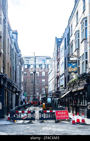 Lavori stradali su Bateman Street, Soho, Londra, Inghilterra, Regno Unito. Foto Stock
