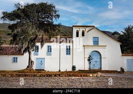 Una vecchia chiesa coloniale spagnola si trova a Villa de Leyva, Colombia, Parque Ricaurte. Foto Stock