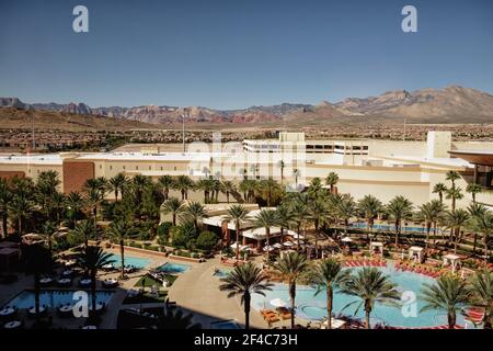 Una maestosa catena montuosa si trova all'orizzonte vicino al Red Rock Casino Resort and Spa a Las Vegas, Nevada. Foto Stock