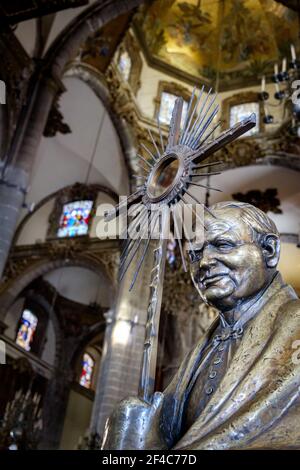 Una statua di Papa Giovanni Paolo II si trova all'ingresso della vecchia Basilica di nostra Signora di Guadalupe a Città del Messico, Messico. Foto Stock