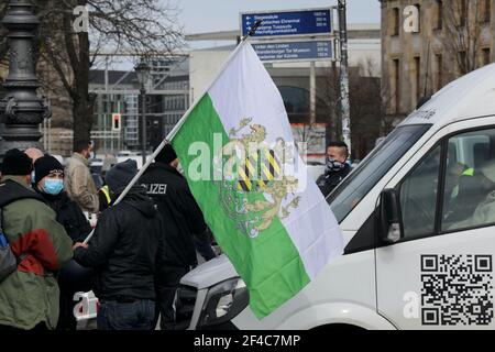 Berlino, Germania, 20 marzo 2021. Un colorato mix di partecipanti alla dimostrazione, composto da nazisti di destra, corona deniers borghesi e teorici della cospirazione, dimostra contro le regole di blocco attualmente applicabili in Germania.i contromamonitori antifascisti accompagnano la dimostrazione, ma sono trattenuti da forze di polizia forti. Credit: Juergen Nowak/Alamy Live News Foto Stock