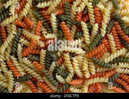 Tricolore, pasta secca e cruda, cibo per sfondo Foto Stock