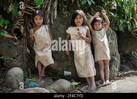 I bambini Kogi si rompono giocando a la Guajira, Colombia. Foto Stock