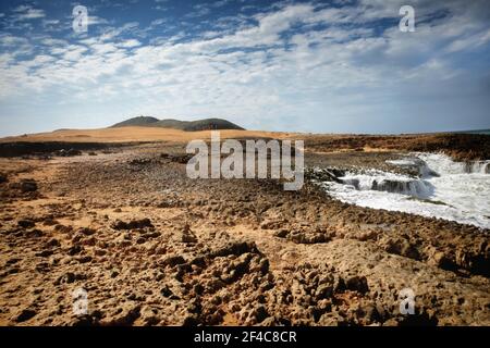 Il surf libbre le rocce nel paesaggio desertico di la Guajira, Colombia. Foto Stock