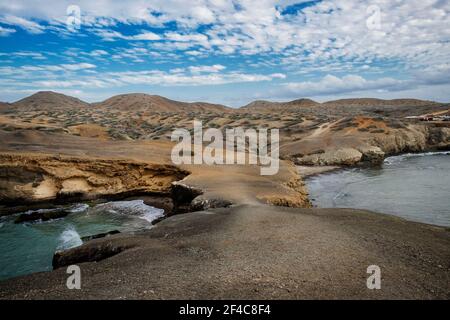 Un ponte naturale collega mare e terra nella parte settentrionale di la Guajira, Colombia. Foto Stock