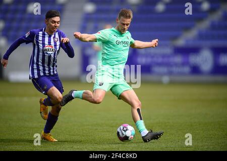 Aue, Germania. 20 Marzo 2021. Calcio: 2. Bundesliga, FC Erzgebirge Aue - SV Sandhausen, Matchday 26, a Erzgebirgsstadion. Julius Biada di Sandhausen (r) contro John-Patrick Strauß di Aue. Credito: Robert Michael/dpa-Zentralbild/ZB - NOTA IMPORTANTE: In conformità con le norme del DFL Deutsche Fußball Liga e/o del DFB Deutscher Fußball-Bund, è vietato utilizzare o utilizzare fotografie scattate nello stadio e/o della partita sotto forma di sequenze fotografiche e/o serie fotografiche di tipo video./dpa/Alamy Live News Foto Stock