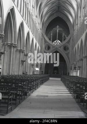 1950s, storico, la magnifica sala interna di Wells Cathederal, una cattedrale anglicana costruita in stile gotico, a Wells, Somerset, Inghilterra, Regno Unito e la sede del vescovo di Bath and Wells. Foto Stock