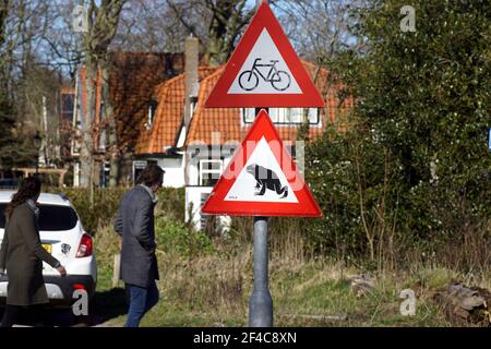 Olanda, Bergen, 19 marzo 2021. Cartelli di avvertenza per ciclisti e toads. I rospi attraversano la strada in primavera per arrivare alla fossa per deporre le uova. Foto Stock