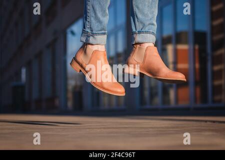 Gambe femminili con scarpe saltate in pelle. Donna in livitazione stivale in pelle Foto Stock