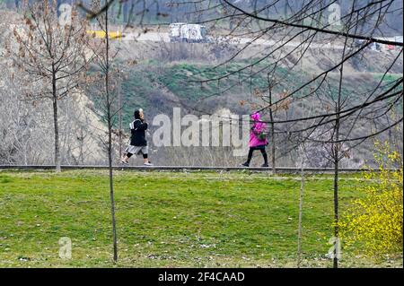 Skopje, Macedonia del Nord. 20 Marzo 2021. La gente cammina in un parco a Skopje, Macedonia del Nord, il 20 marzo 2021. Credit: Tomislav Georgiev/Xinhua/Alamy Live News Foto Stock