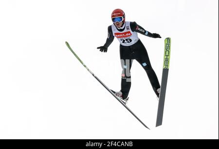 Klingenthal, Germania. 20 Marzo 2021. Sci nordico/nordico combinato: Coppa del mondo, individuale, grande collina/10 km, uomini, nel Vogtlandarena a Klingenthal. Julian Schmid salta dalla grande collina. Credit: Jan Woitas/dpa-Zentralbild/dpa/Alamy Live News Foto Stock