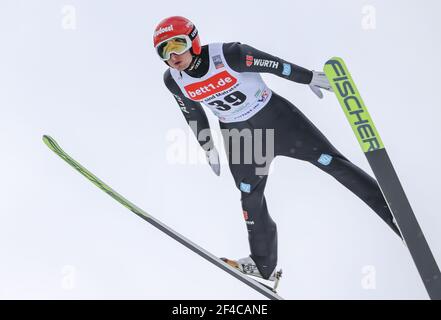 Klingenthal, Germania. 20 Marzo 2021. Sci nordico/nordico combinato: Coppa del mondo, individuale, grande collina/10 km, uomini, in Vogtlandarena. Terence Weber dalla Germania salta dalla grande collina. Credit: Jan Woitas/dpa-Zentralbild/dpa/Alamy Live News Foto Stock