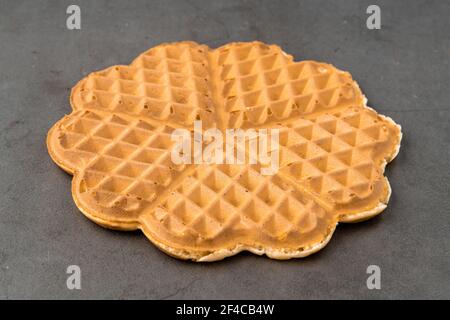 Cialda a cuore singolo su sfondo di pietra scuro. Foto Stock