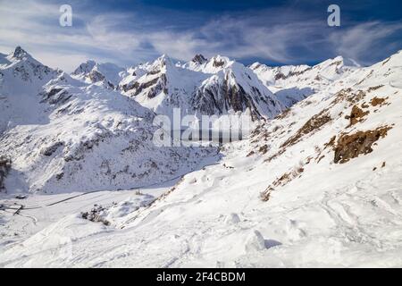 Vista sul lago Morasco e sulla diga dalla strada al rifugio Maria Luisa. Viale, Formazza, Valle Formazza, Verbano Cusio Ossola, Piemonte, Italia. Foto Stock