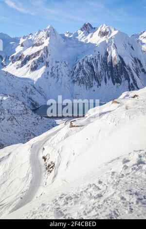 Vista sul lago Morasco e sulla diga dalla strada al rifugio Maria Luisa. Viale, Formazza, Valle Formazza, Verbano Cusio Ossola, Piemonte, Italia. Foto Stock